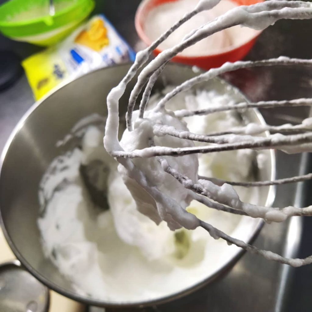 1. Precalentar el horno a 200 grados centígrados 2. Cernir todos los ingredientes secos y reservar 3. Levantar las claras a punto de nieve y reservar 4. Licuar todos los ingredientes líquidos, incluyendo las pasas 5. Batir en un bowl los ingredientes líquidos (previamente licuados) y los ingredientes secos (previamente cernidos) junto con la auyama rallada, hasta que todo quede bien integrado. La preparación es bastante líquida, no te asustes! 6. Incorporar las claras a punto de nieve con un batidor manual, espátula o paleta en movimientos envolventes 7. Rellena cada uno de los moldes de ponquecitos con la preparación y hornea por aproximadamente 20 minutos o hasta que al introducir un palillo el mismo salga limpio 8. Saca del horno, desmolda y deja enfriar por unos minutos y a disfruta en familia 
