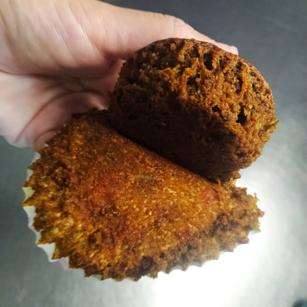 1. Precalentar el horno a 200 grados centígrados 2. Cernir todos los ingredientes secos y reservar 3. Levantar las claras a punto de nieve y reservar 4. Licuar todos los ingredientes líquidos, incluyendo las pasas 5. Batir en un bowl los ingredientes líquidos (previamente licuados) y los ingredientes secos (previamente cernidos) junto con la auyama rallada, hasta que todo quede bien integrado. La preparación es bastante líquida, no te asustes! 6. Incorporar las claras a punto de nieve con un batidor manual, espátula o paleta en movimientos envolventes 7. Rellena cada uno de los moldes de ponquecitos con la preparación y hornea por aproximadamente 20 minutos o hasta que al introducir un palillo el mismo salga limpio 8. Saca del horno, desmolda y deja enfriar por unos minutos y a disfruta en familia 