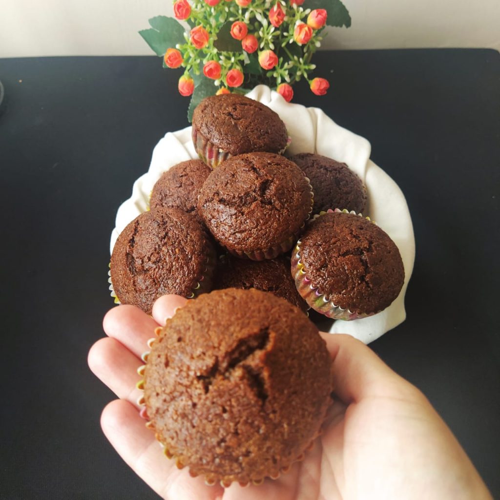 1. Precalentar el horno a 200 grados centígrados 2. Cernir todos los ingredientes secos y reservar 3. Levantar las claras a punto de nieve y reservar 4. Licuar todos los ingredientes líquidos, incluyendo las pasas 5. Batir en un bowl los ingredientes líquidos (previamente licuados) y los ingredientes secos (previamente cernidos) junto con la auyama rallada, hasta que todo quede bien integrado. La preparación es bastante líquida, no te asustes! 6. Incorporar las claras a punto de nieve con un batidor manual, espátula o paleta en movimientos envolventes 7. Rellena cada uno de los moldes de ponquecitos con la preparación y hornea por aproximadamente 20 minutos o hasta que al introducir un palillo el mismo salga limpio 8. Saca del horno, desmolda y deja enfriar por unos minutos y a disfruta en familia 